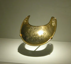 a gorget, the insignia of an officer